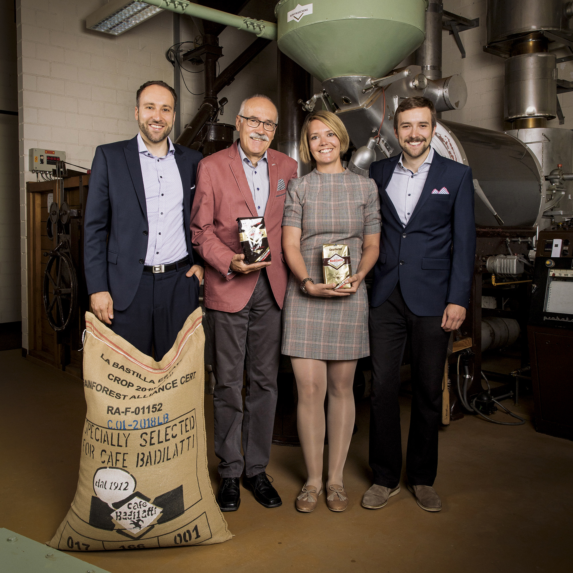 Der Verwaltungsrat von Badilatti vor der R&ouml;stmaschine