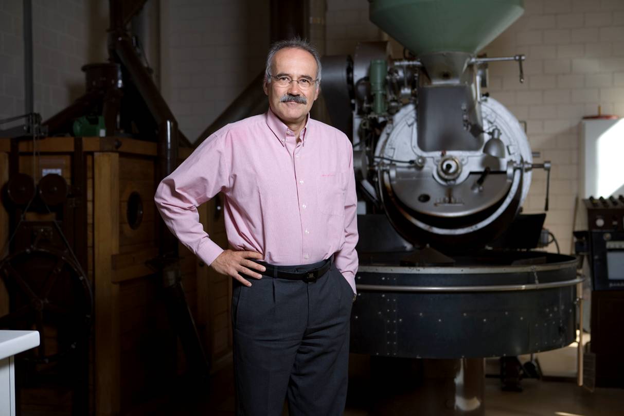 Portrait von Daniel Badilatti vor der R&ouml;stmaschine